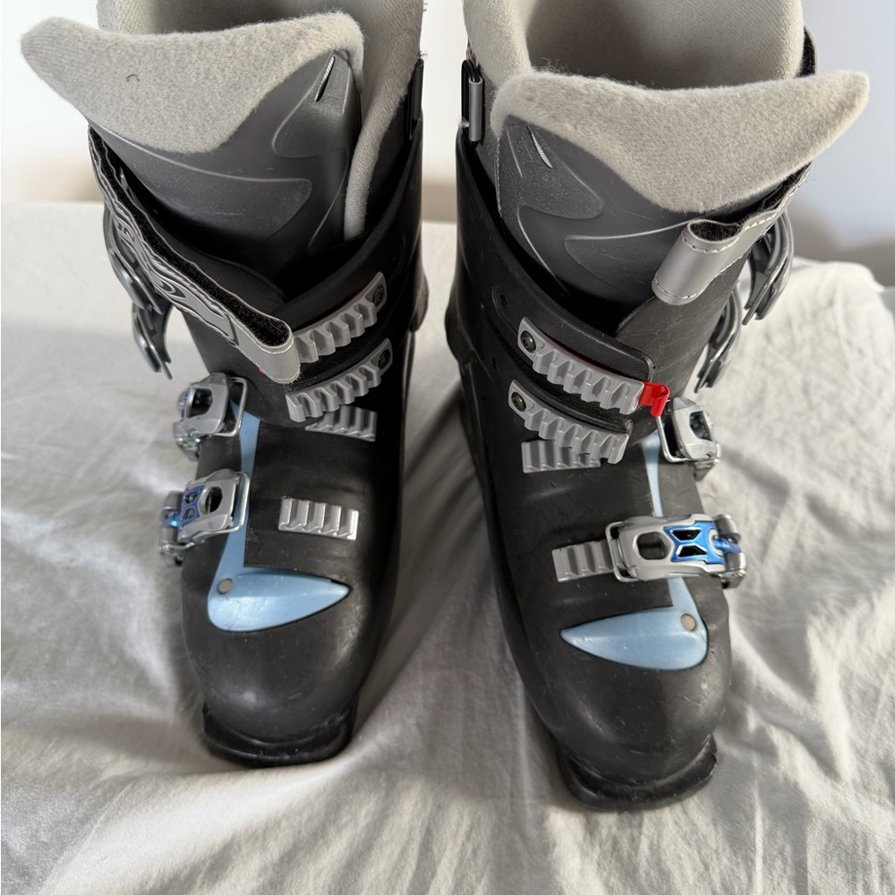 Salomon Black and Gray Woman’s Ski Boots